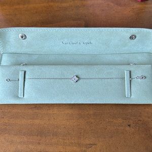 Van Cleef and Arpels Sweet Alhambra bracelet, 1 motif
18K white gold, Diamond